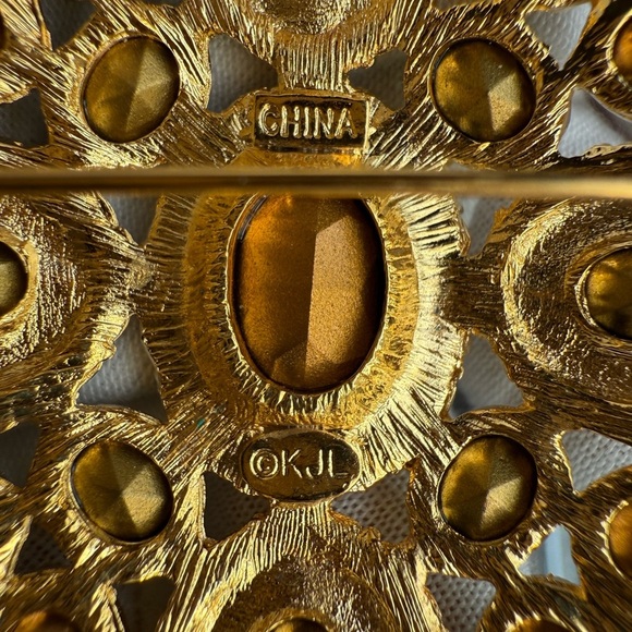 Kenneth Jay Lane Vintage Green and Gold Brooch - Picture 6 of 7